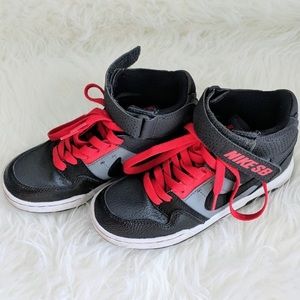 Boys Nike SB shoe. Size 3